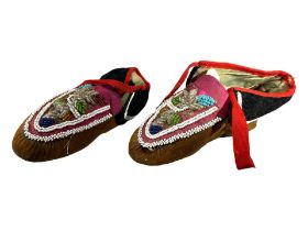 A PAIR OF LATE 19TH/EARLY 20TH CENTURY NATIVE AMERICAN MOCCASINS BEADED SHOES. (length 22cm)