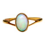 AN 18CT YELLOW GOLD & OPAL SOLITAIRE RING, oval cabochon opal (approx. 8.5mm x 6mm) mounted in split