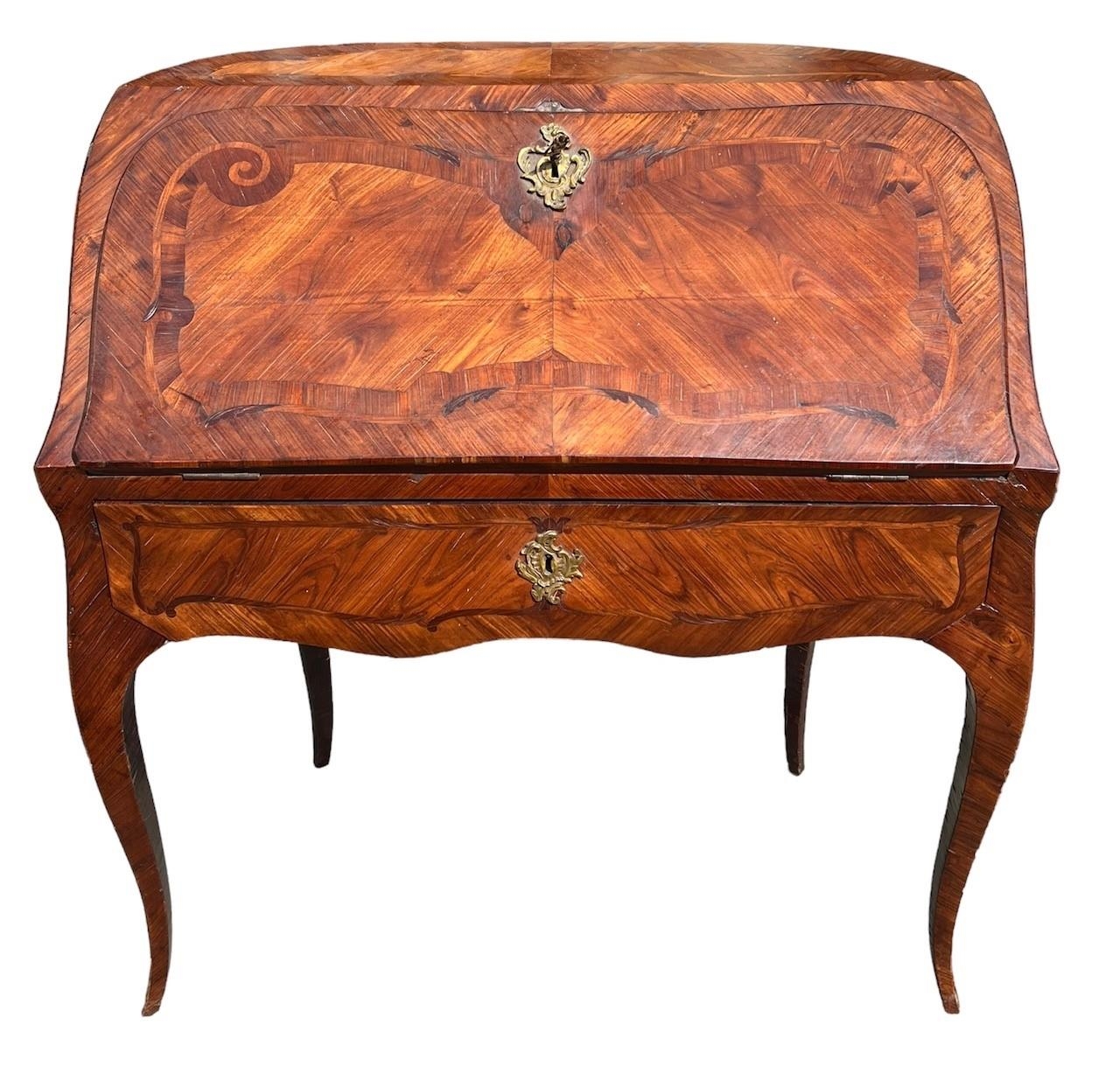 ATTRIBUTED TO FRANÇOIS AND PIERRE GARNIER, AN 18TH CENTURY FRENCH LOUIS XV TULIPWOOD AND INLAID