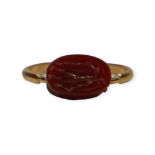 A 4TH/3RD CENTURY B.C. ETRUSCAN CARVED CARNELIAN SCARAB SWIVEL RING, HAVING CARVED INTAGLIO BACK