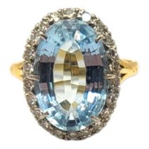 AN EARLY 20TH CENTURY ATTRACTIVE 18CT GOLD AND AQUAMARINE LADIES’ DRESS RING The oval fancy