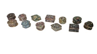 WILLIAM MORRIS COLLECTION, A SET OF TWELVE PORCELAIN TRINKET BOXES Various designs and patterns