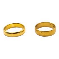 A SET OF TWO EARLY 20TH CENTURY GENT’S 22CT PLAIN GOLD WEDDING BANDS Fully marked. (size M/N)