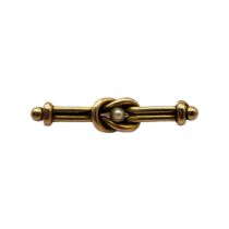 AN EDWARDIAN 10CT GOLD AND SEED BAR BROOCH The single seed pearl in a white form mount. (approx 4cm)
