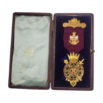 AN EARLY 20TH CENTURY 9CT GOLD AND ENAMEL NORTHERN IRELAND ROYAL ARCH MASONIC MEDAL Marked '