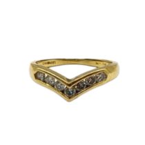 AN 18CT GOLD AND DIAMOND WISHBONE RING The single row of round cut stones. (size L/M) Condition: