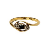 AN EARLY 20TH CENTURY 18CT GOLD, DIAMOND AND SAPPHIRE RING Having a central square cut sapphire