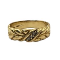 A 14CT GOLD AND DIAMOND WHEATSHEAF RING Having row of three round cut diamonds in a rope twist