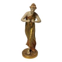 ROYAL WORCESTER, AN EARLY 20TH CENTURY PORCELAIN FIGURINE Classical Roman female figure playing