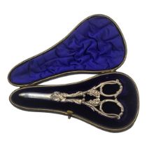 A PAIR OF EDWARDIAN SILVER GRAPE SCISSORS Having embossed vine leaves and grapes to handle,