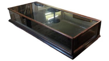 A VICTORIAN MAHOGANY AND GLAZED TABLE TOP JEWELLERS SHOP DISPLAY CABINET With two rear drop