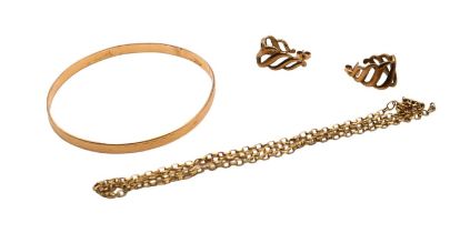 A COLLECTION OF 9CT GOLD JEWELLERY ITEMS TO INCLUDE TEXTURED BANGLE, PAIR OF FREEFORM EARRINGS AND