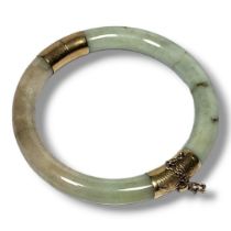 A CHINESE 14CT GOLD AND JADE BANGLE Having chased and engraved decoration to hinge and catch. (