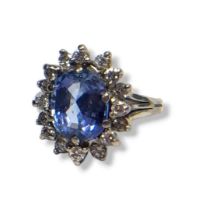 A VINTAGE 14CT WHITE GOLD, BLUE TOPAZ AND WHITE SPINEL CLUSTER RING,