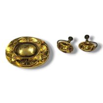 A VICTORIAN 15CT GOLD AND ETRUSCAN REVIVAL OVAL BROOCH AND EARRINGS Having applied wire