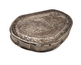 DAVID HENNELL I, A RARE EARLY TO MID 18TH CENTURY GEORGE II SILVER SNUFF BOX The front decorated