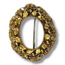 A LATE VICTORIAN/EARLY EDWARDIAN YELLOW METAL ETRUSCAN STYLE BROOCH, YELLOW METAL TESTED AS 22CT