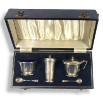 CHARLES S. GREEN & CO. LTD, A CASED SILVER CRUET SET, HALLMARKED BIRMINGHAM, 1948 Intact blue cobalt