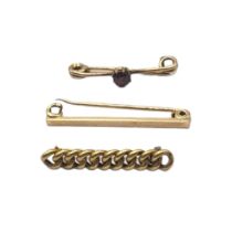 AN EARLY 20TH CENTURY 15CT GOLD BAR BROOCH Part Albert watch chain links with pin back, together