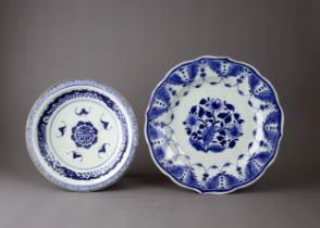 AN 18TH CENTURY CHINESE BLUE AND WHITE PORCELAIN PLATE Hand painted with central floral medallion,