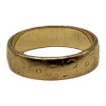 A VINTAGE 18CT GOLD WEDDING BAND Having an engraved design. (size H) Condition: good