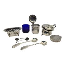 A COLLECTION OF EARLY 20TH CENTURY SILVER TRINKETS To include two mustard pots and two mustard