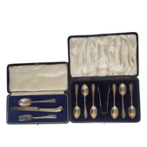 A CASED SET OF SIX EARLY 20TH CENTURY SILVER TEASPOONS AND SUGAR TONGS Having reeded design to