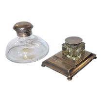 GOLDSMITHS AND SILVERSMITHS COMPANY,AN EARLY 20TH CENTURY SILVER AND CUT GLASS INKWELL Having a