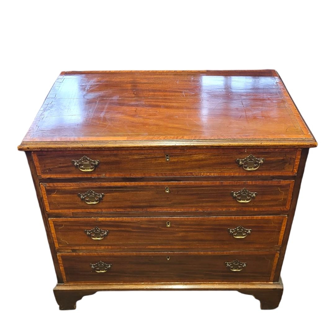 A 19TH CENTURY MAHOGANY AND SATINWOOD BANDED SHERATON DESIGN CHEST OF FOUR LONG DRAWERS On bracket - Bild 2 aus 2