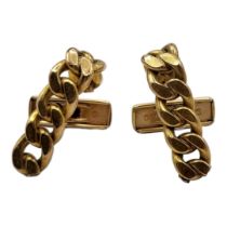 A PAIR OF VINTAGE YELLOW METAL GENT’S CUFFLINKS Part albert link chain in curved design. (approx 2.