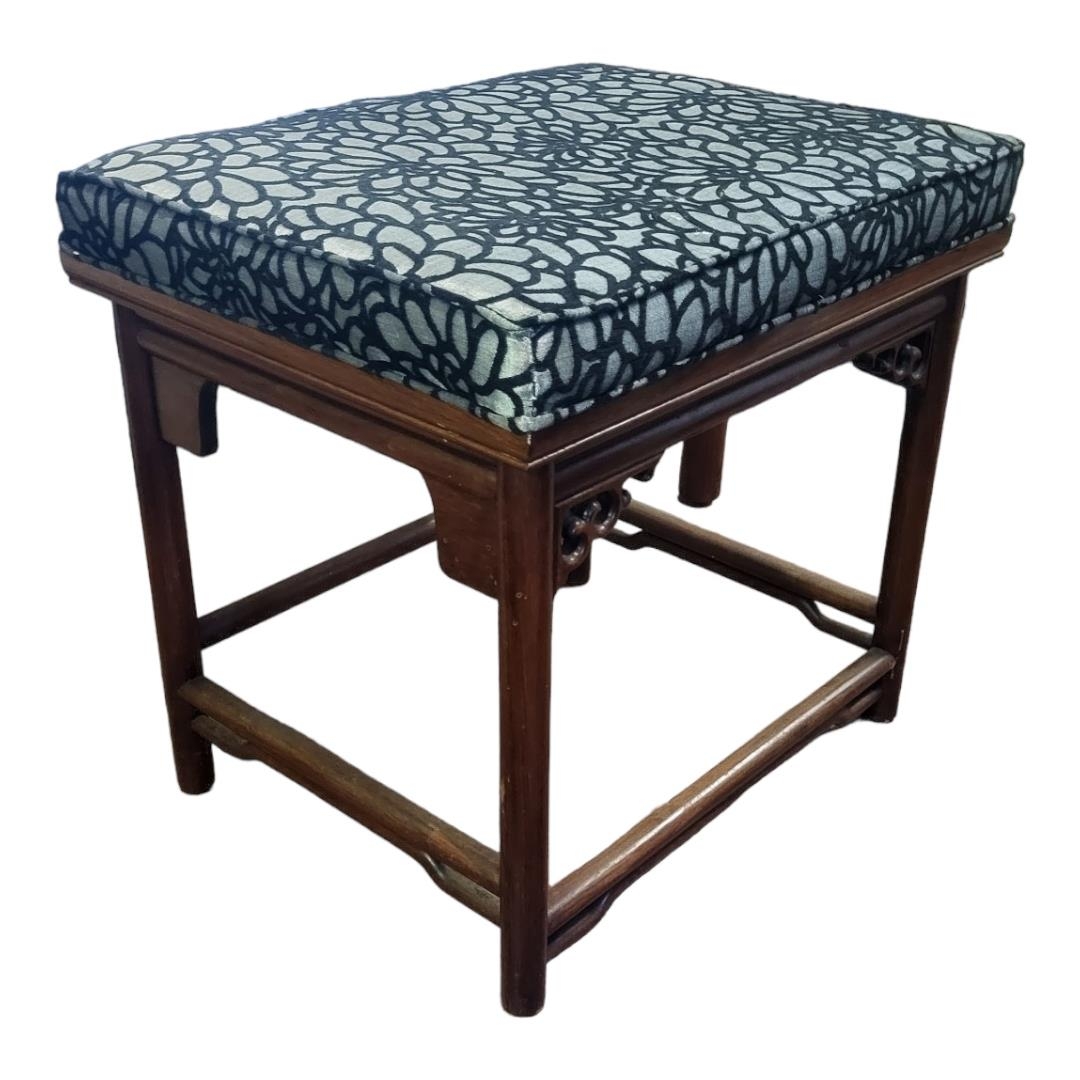 A CHINESE HARDWOOD STOOL With upholstered seat above a carved and pierced apron, on turned legs. ( - Bild 2 aus 2