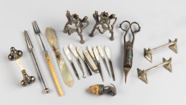 A GROUP OF COLLECTABLES AND CURIOS. Including a Victorian sterling silver novelty bottle stopper