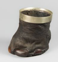 AN EARLY 20TH CENTURY TAXIDERMY RHINOCEROS FOOT CONTAINER (RHINOCEROTIDAE).