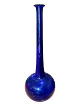 AN EXTREMELY LARGE VINTAGE COBALT BLUE GLASS VASE. (h 71cm)