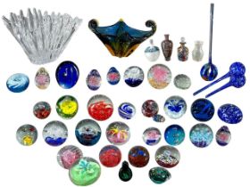 A LARGE COLLECTION OF CRYSTAL AND GLASS PAPERWEIGHTS, TO INCLUDE CAITHNESS, MARTIN ANDREWS, ST JOHNS