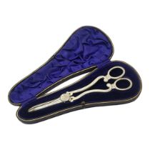 WILLIAM HUTTON & SONS LTD, CASED PAIR OF EDWARDIAN SILVER GRAPE SCISSORS, HALLMARKED LONDON 1909. (