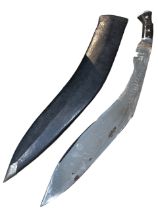 UNUSUALLY, A LARGE 20TH CENTURY NEPALESE KUKRI KNIFE, HAVING HORN HANDLE AND LEATHER SCABBARD. (