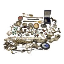 A COLLECTION OF 20TH CENTURY SILVER AND WHITE METAL JEWELLERY AND COSTUME JEWELLERY, COMPRISING