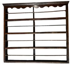 AN 18TH CENTURY GEORGE III OAK FOUR TIER WALL HANGING PLATE RACK. (h 117cm x d 11.5cm x w 131.5cm)