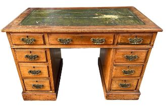 A LATE 19TH CENTURY WALNUT PEDESTAL DESK OF NINE DRAWERS. (h 72.5cm x d 60cm x w 107cm)