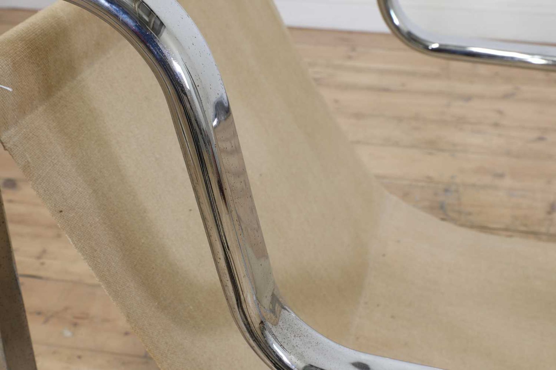 A pair of chrome lounge chairs, - Image 4 of 14