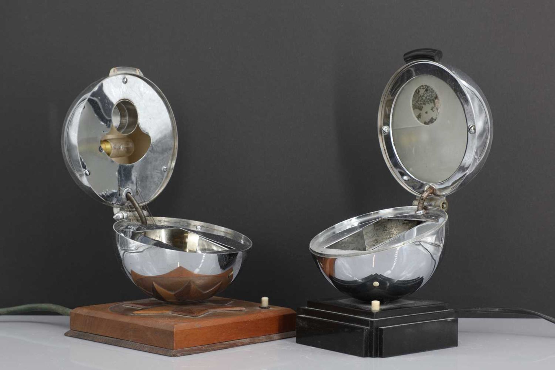 Two French Art Deco bedside globe watch stands, - Bild 2 aus 3