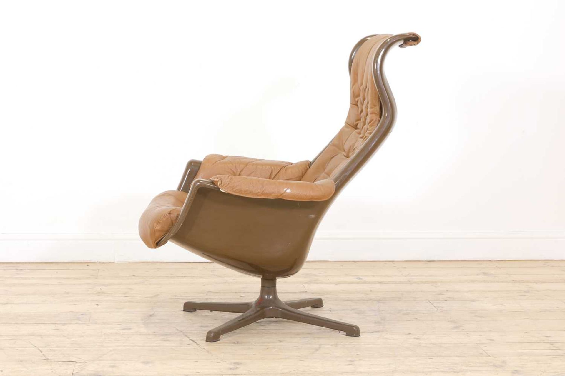 A Danish brown moulded plastic and tan leather lounger, - Bild 3 aus 12