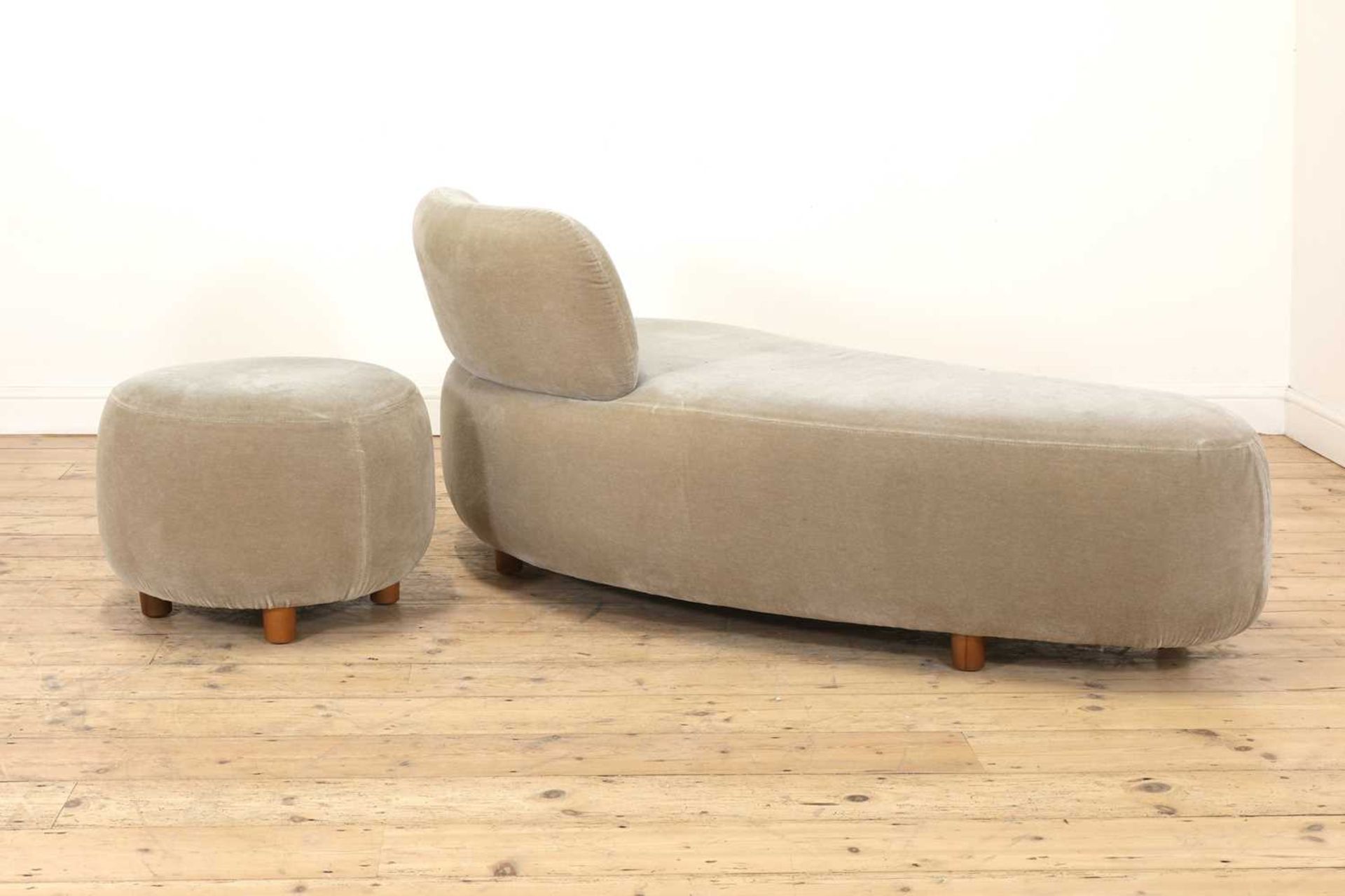 A contemporary chaise, - Image 3 of 3