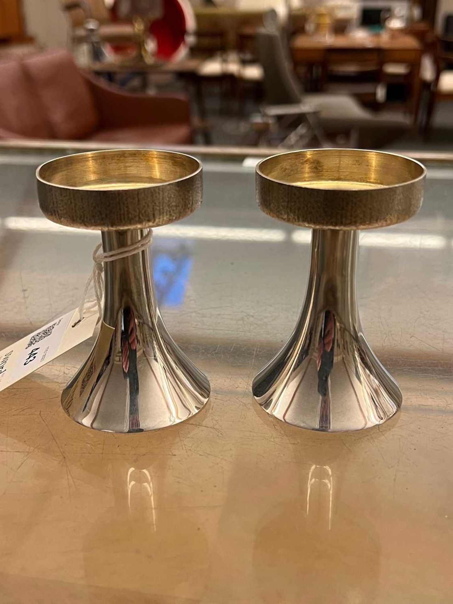 A pair of silver candlesticks, - Bild 8 aus 10