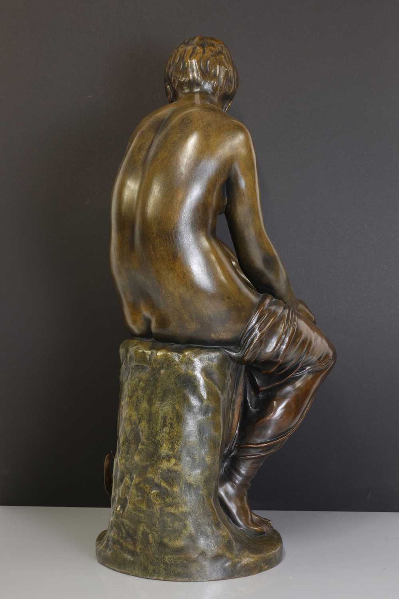 A patinated bronze figure of a seated nude, - Bild 5 aus 7