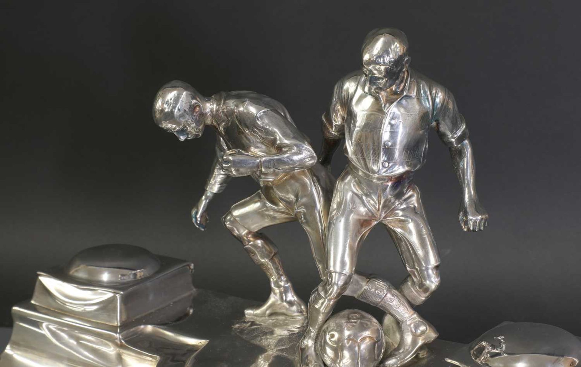 A Kayser silver-plated 'footballers' desk stand, - Bild 2 aus 4