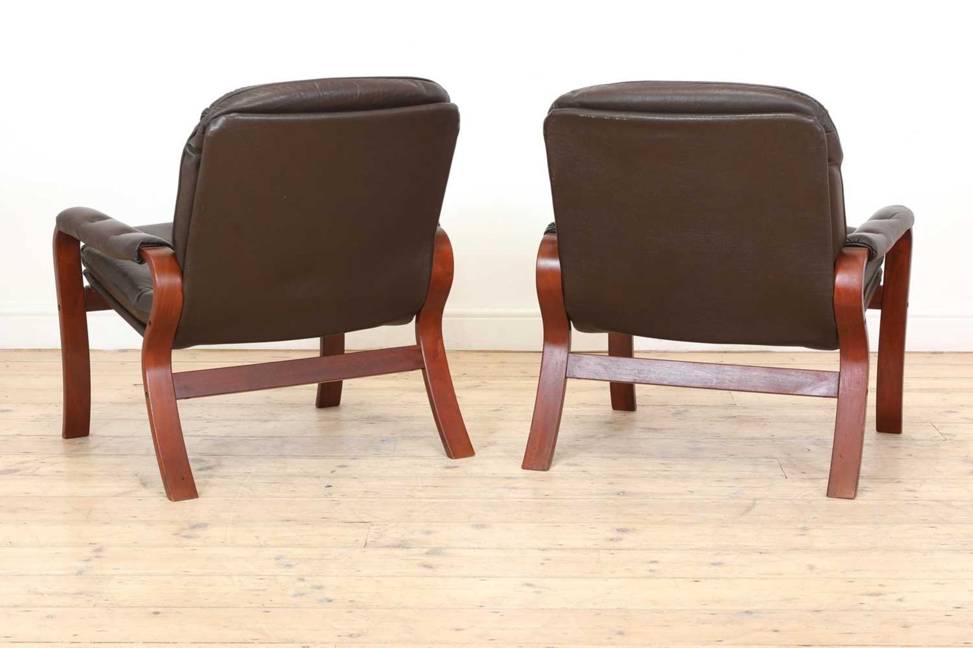 A pair of Swedish brown leather and bentwood lounge chairs, - Bild 4 aus 4