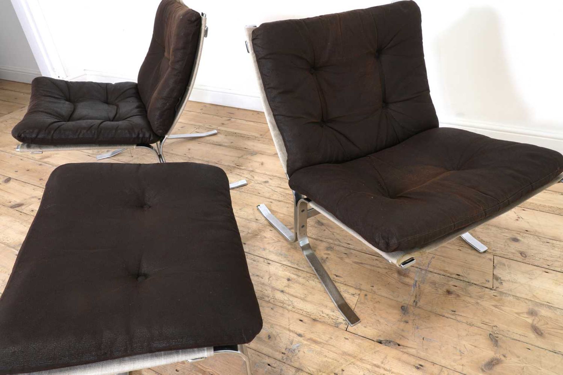 A pair of Westnofa chrome and leather loungers, - Bild 4 aus 4