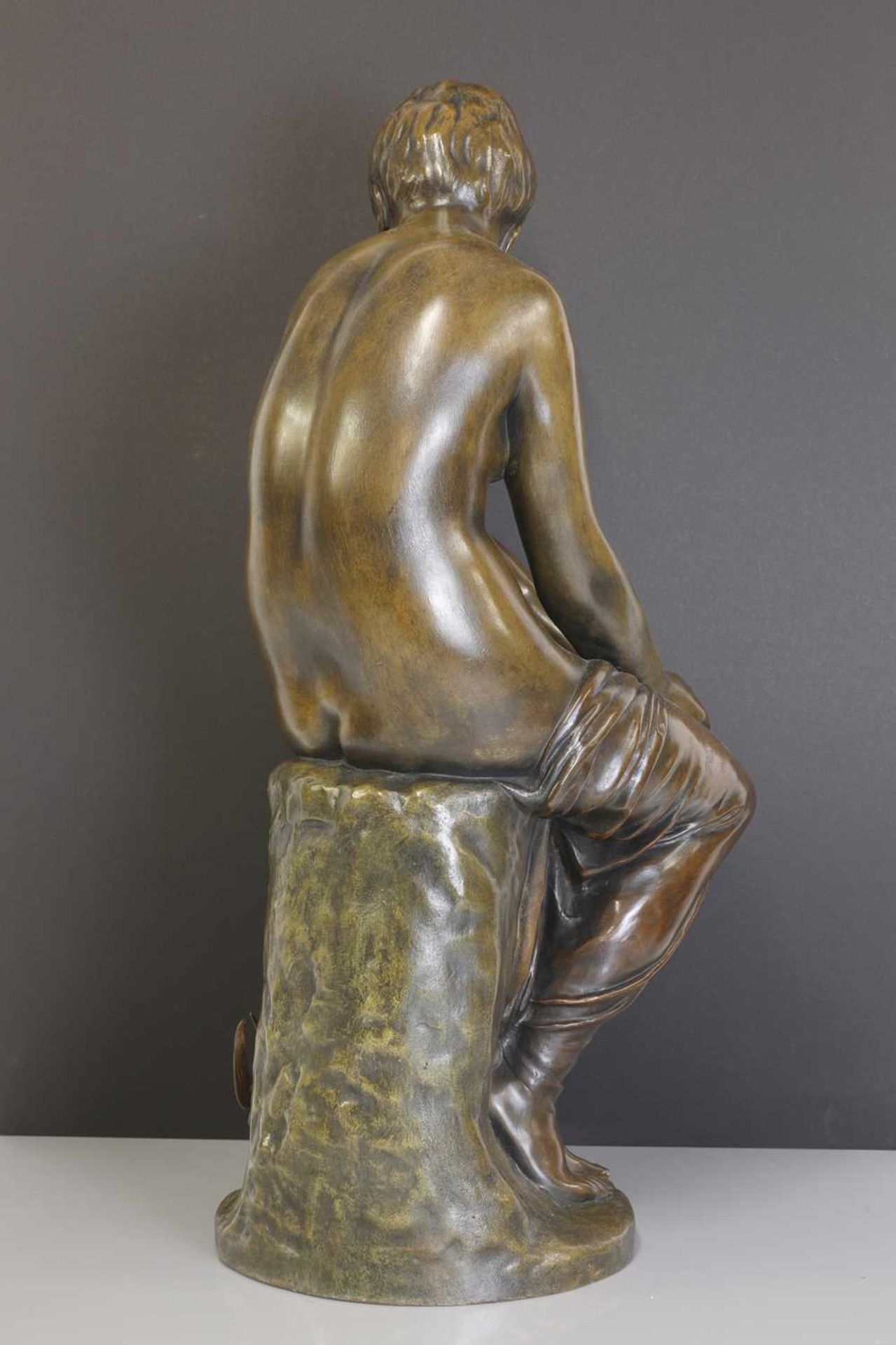 A patinated bronze figure of a seated nude, - Bild 4 aus 7